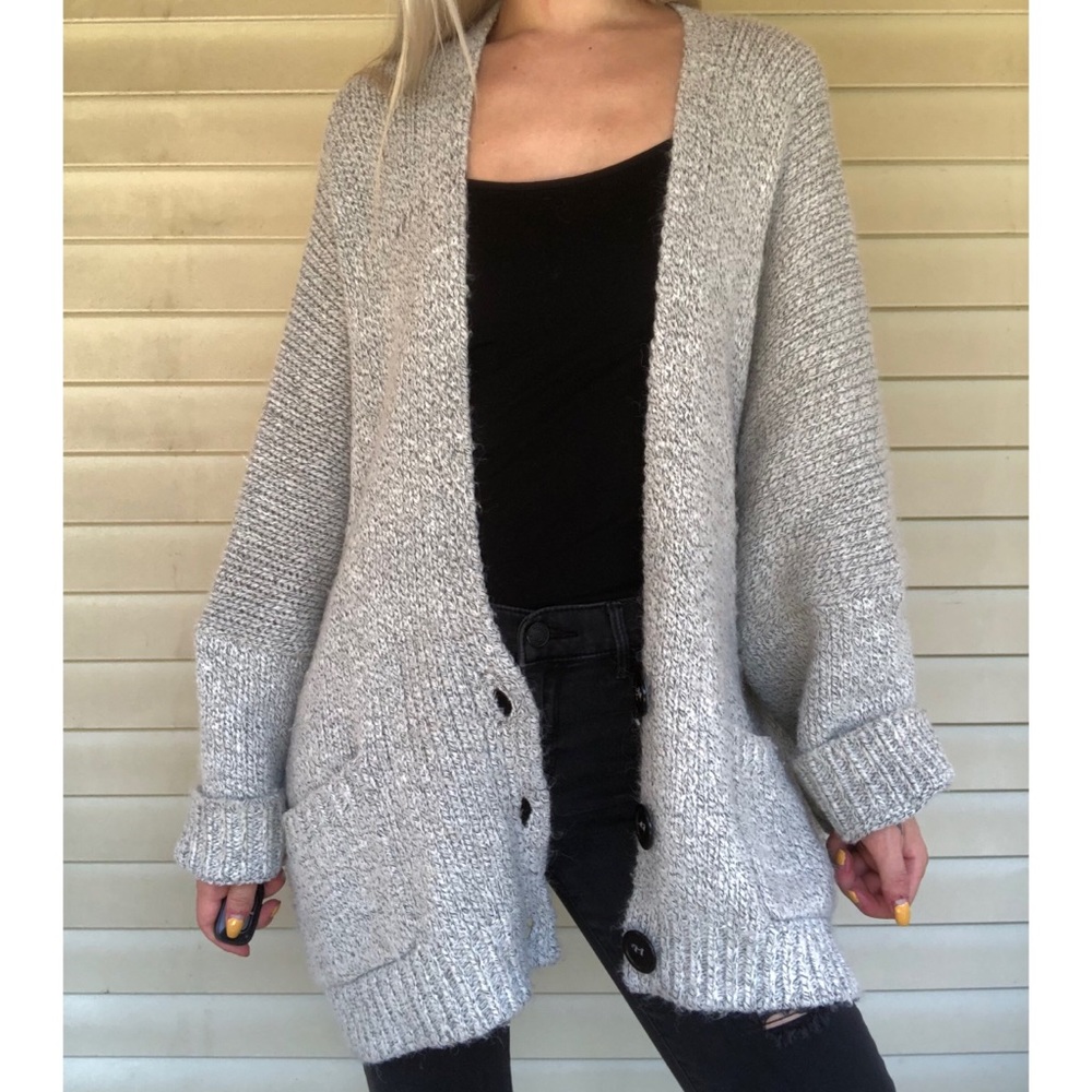 OVERSIZED CARDIGAN SWEATER